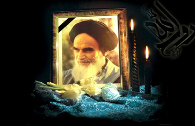 قائد الثورة يعود الإمام الخميني في المستشفى