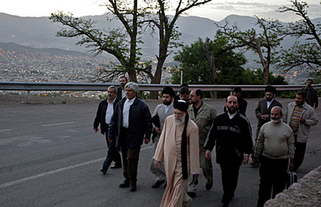 قائد الثورة يمارس رياضة تسلق الجبل بعد صلاة الفجر