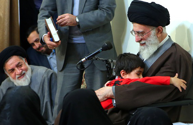 لقطات رائعة من لقاء القائد مع بعض عوائل  الشهداء