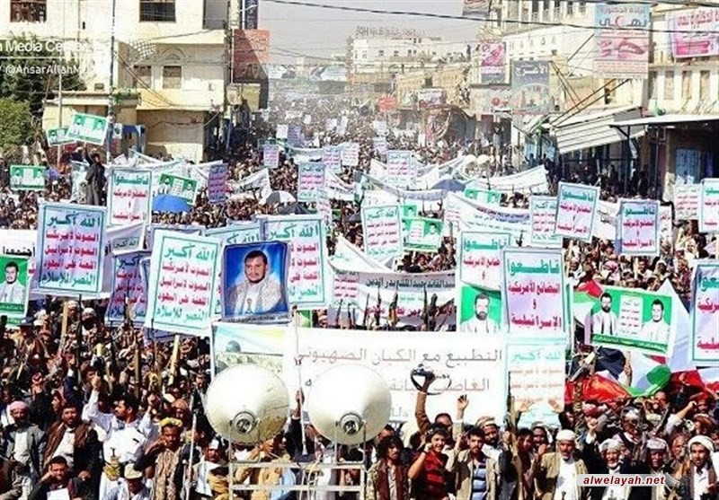 مئات الآلاف في صنعاء والحديدة يشاركون في مسيرات "البراءة من الخونة وتمسكا بقضية فلسطين"