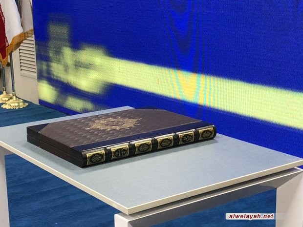 قائد الثورة الإسلامية يقدم هدية لأكبر مكتبة في البلاد