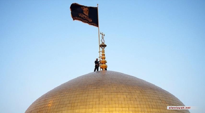 استبدال راية قبة الإمام الرضا حدادا على الشهيد سليماني