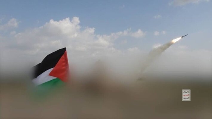 القوات المسلحة اليمنية تستهدف مطار اللد