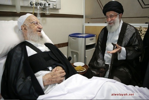 الإمام الخامنئي يزور آية الله العظمى مكارم الشيرازي في المستشفى+صور