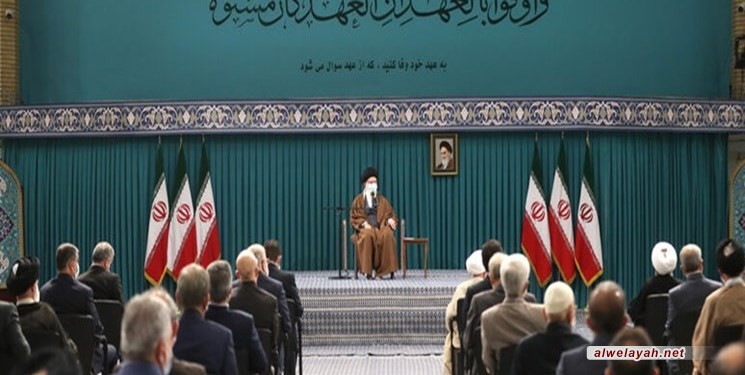 قائد الثورة الإسلامية: على المسؤولين أن لا يؤخروا أبدا برامجهم من اجل المحادثات النووية