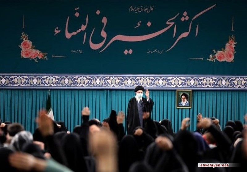الإمام الخامنئي يستقبل جمعاً من النخب النسائية في إيران