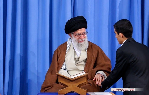 ما الذي يجعل قائد الثورة الإسلاميّة يولي اهتماماً خاصّاً بالطلّاب الجامعيّين؟