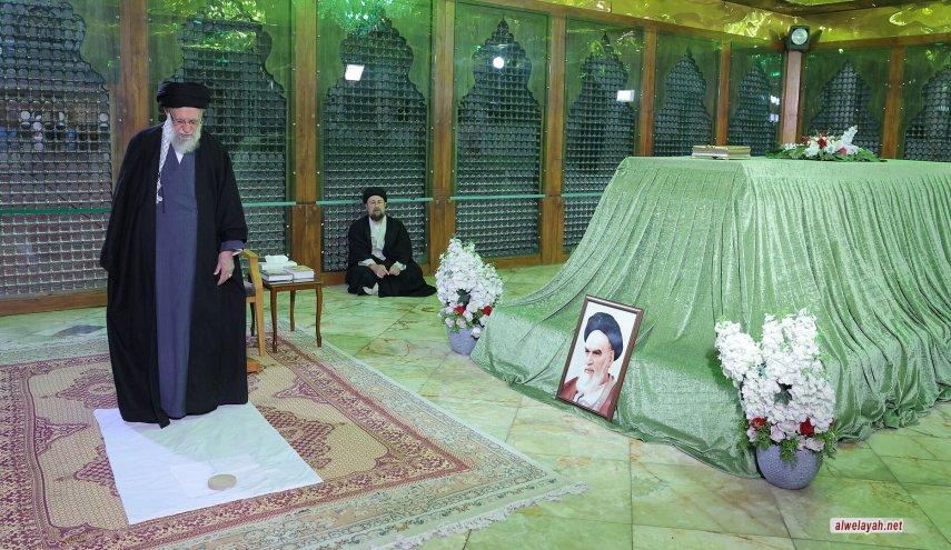 الإمام الخامنئي يجدد العهد والبيعة لمبادئ مفجر الثورة الإسلامية الإمام الخميني