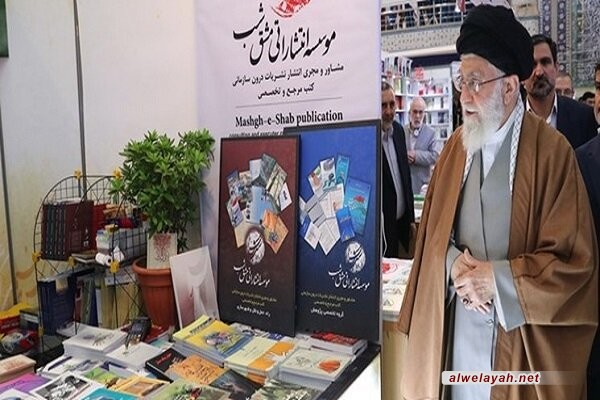 خلال تفقده معرض طهران الدولي للكتاب؛ قائد الثورة الإسلامية: مازالت القصص الأجنبية للأطفال مهيمنة وهذا عيب كبير