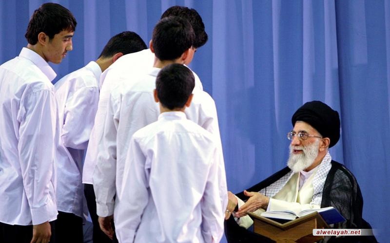عندما اختار الإمام الخامنئي الاحتفاظ بصوت القراء اليافعين