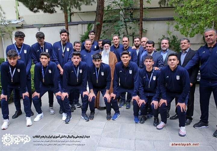 قائد الثورة الإسلامية يستقبل منتخب إيران الطلابي لكرة الطائرة