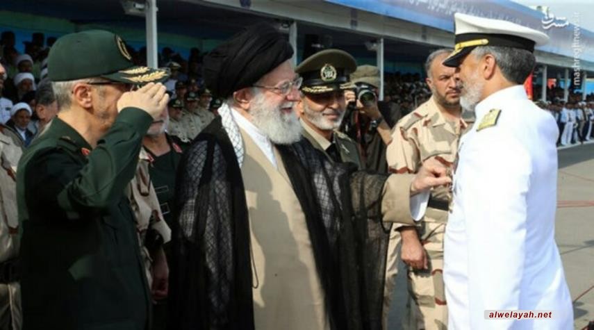 قائد الثورة الإسلامية يمنح الأدميرال سياري وسام الفتح