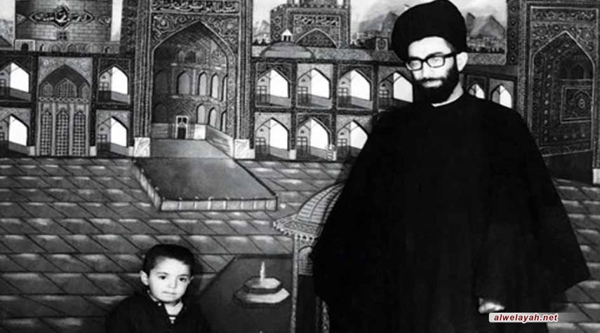 خط يد الإمام الخامنئي حول صورة قديمة تجمعه مع نجله السيّد مصطفى