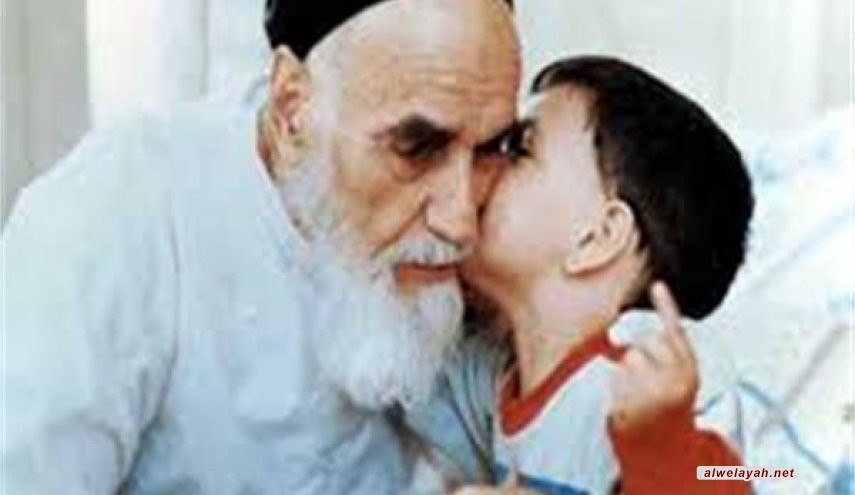 هكذا كان يتعامل الإمام الخميني الراحل مع أسرته..