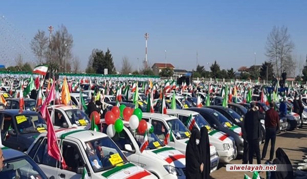 مسيرات ذكرى انتصار الثورة الإسلامية تجري بالسيارات والدراجات النارية 