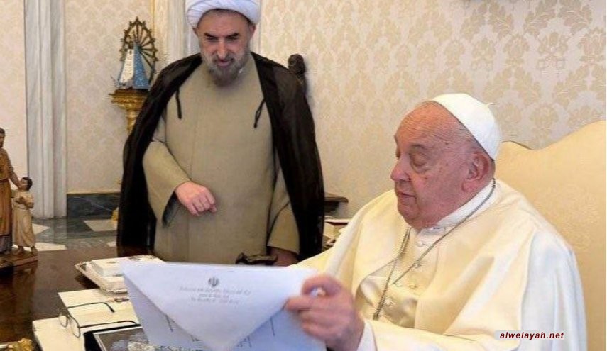 تسليم لوحة تتضمن كلمات قائد الثورة الإسلامية عن المسيح (ع) لبابا الفاتيكان