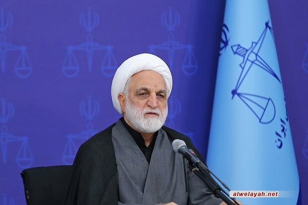 في رسالة إلى نظيره العراقي؛ رئيس السلطة القضائية الإيرانية يطالب بالإسراع في محاكمة الضالعين في جريمة اغتيال الشهيد سليماني