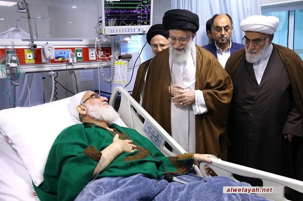 قائد الثورة الإسلامية يقوم بعيادة آية الله الهاشمي الشاهرودي في احدى مستشفيات طهران