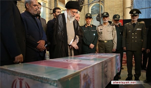 قائد الثورة الإسلامية يقرأ الفاتحة على جثمان الشهيد حججي