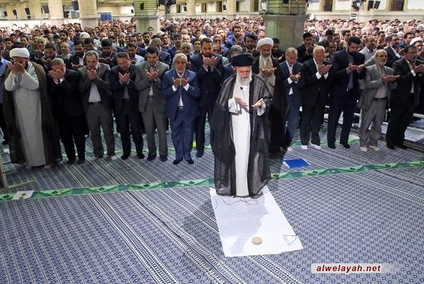 قائد الثورة الإسلامية يؤم صلاة الظهر والعصر كل يوم حتى نهاية شهر رمضان الفضيل