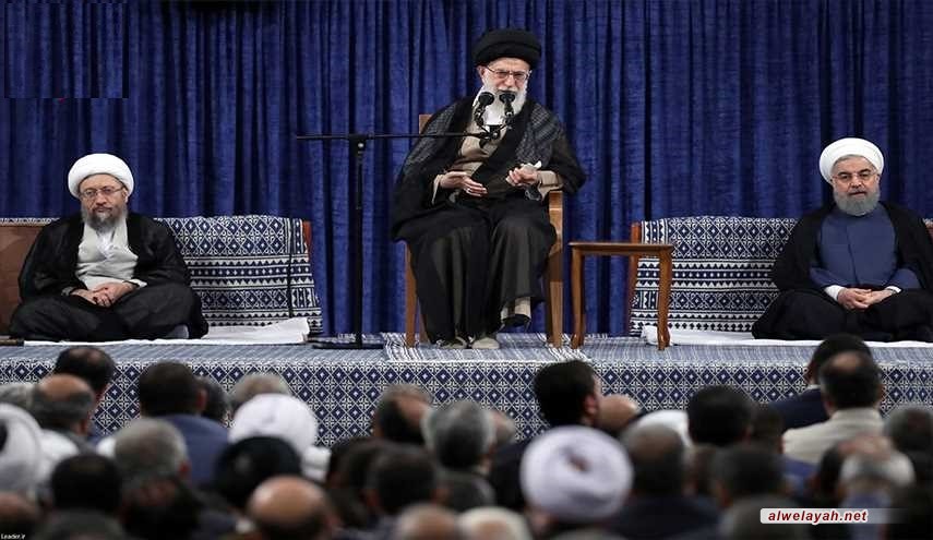 قائد الثورة الإسلامية: يجب الوقوف في وجه الهيمنة الأمريكية بقوة وصلابة 