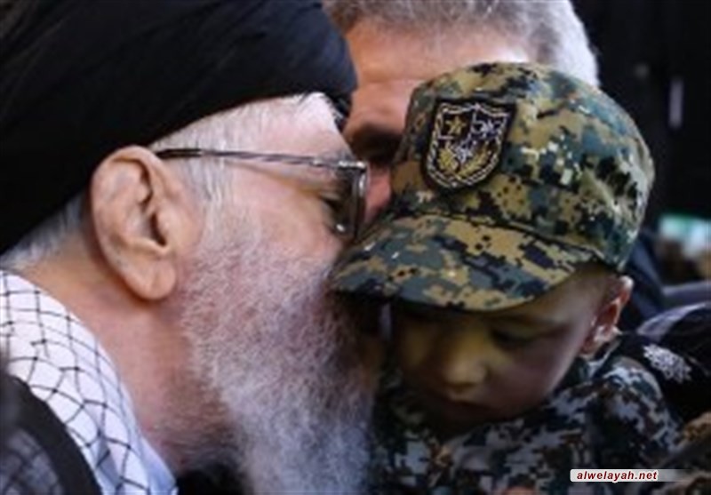 الإمام الخامنئي لأسرة الشهيد حججي: الله تعالى أعز الشهيد المخلص محسن حججي 