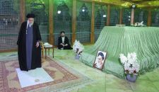 الإمام الخامنئي يجدد العهد والبيعة لمبادئ مفجر الثورة الإسلامية الإمام الخميني