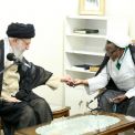 قائد الثورة الإسلامية يمنح هدية للشيخ الزكزاكي وزوجته
